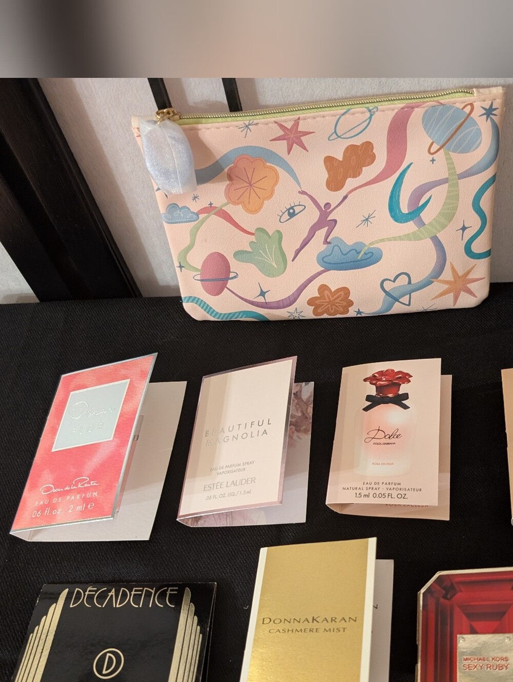 7 Luxury Perfume Samples + Makeup Pouch and 2 FREE SAMPLES 💖
Description: